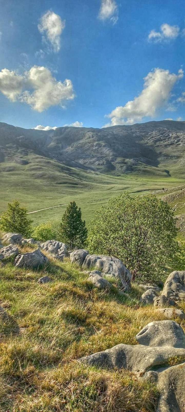 Konak Umoljani Bagian luar foto